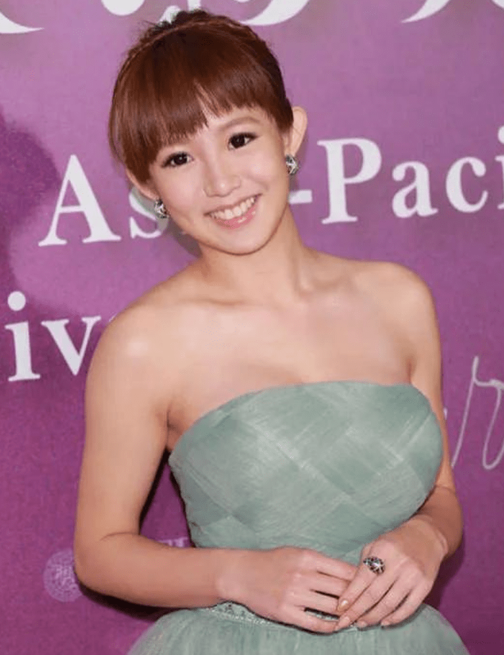 "宅男女神"郭书瑶给狗洗澡被频繁拍胸部,多次走光,网友故意的