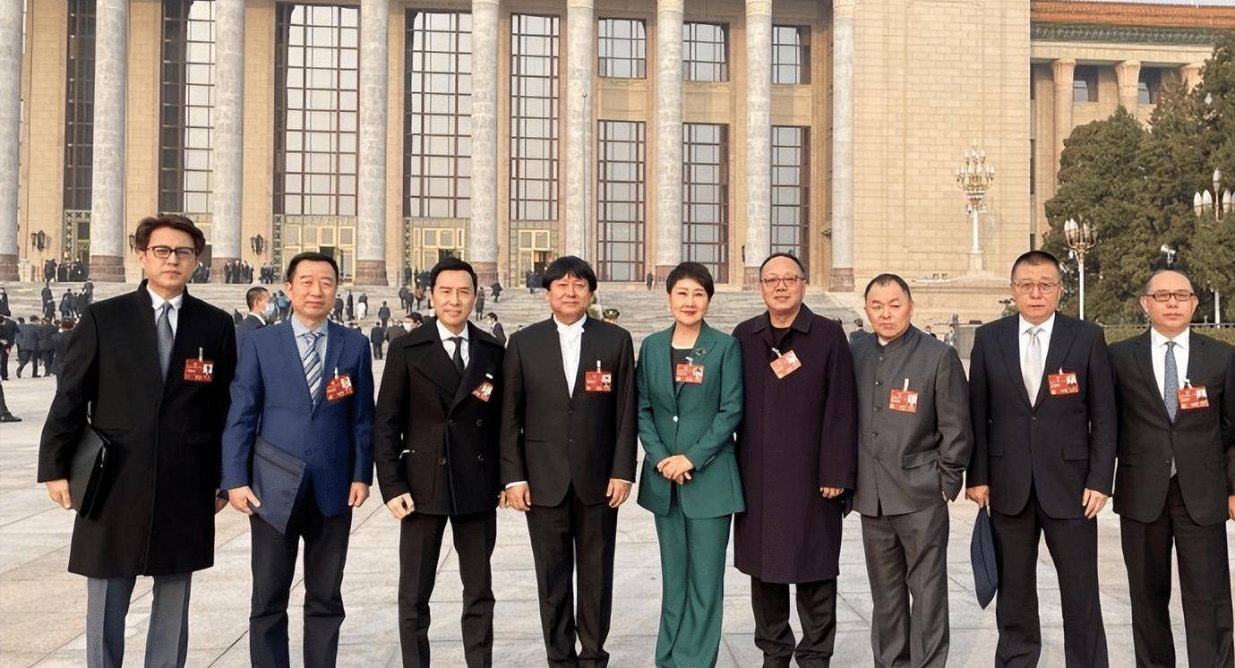 明星在大会堂前合影,张凯丽居c位,靳东靠边站,甄子丹略显拘谨_行业