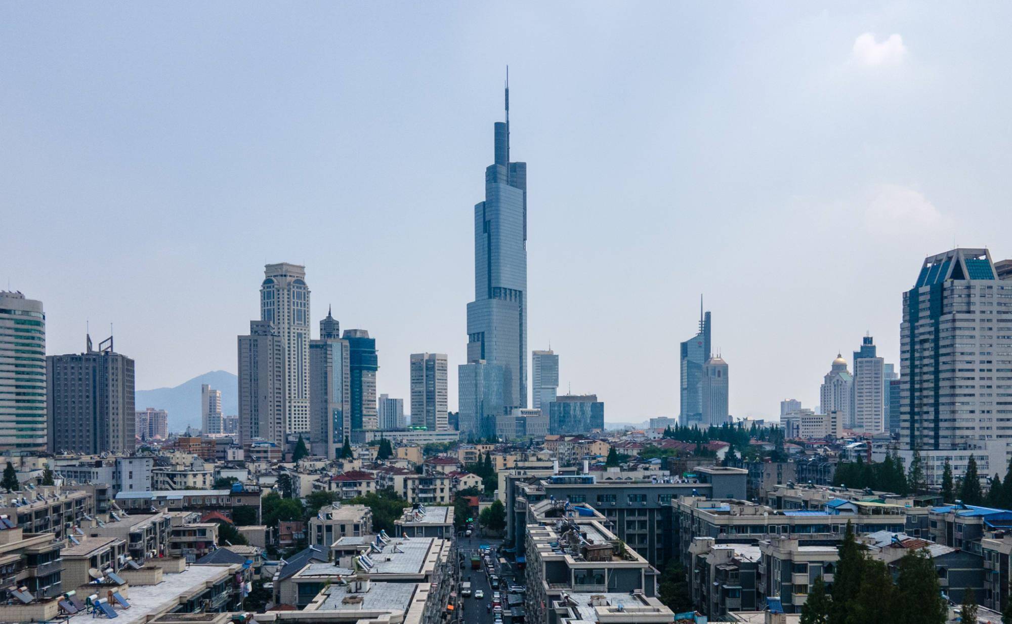 "南京第一高楼"最魔幻的一面,在西桥即可看到,如今是网红景点_紫峰