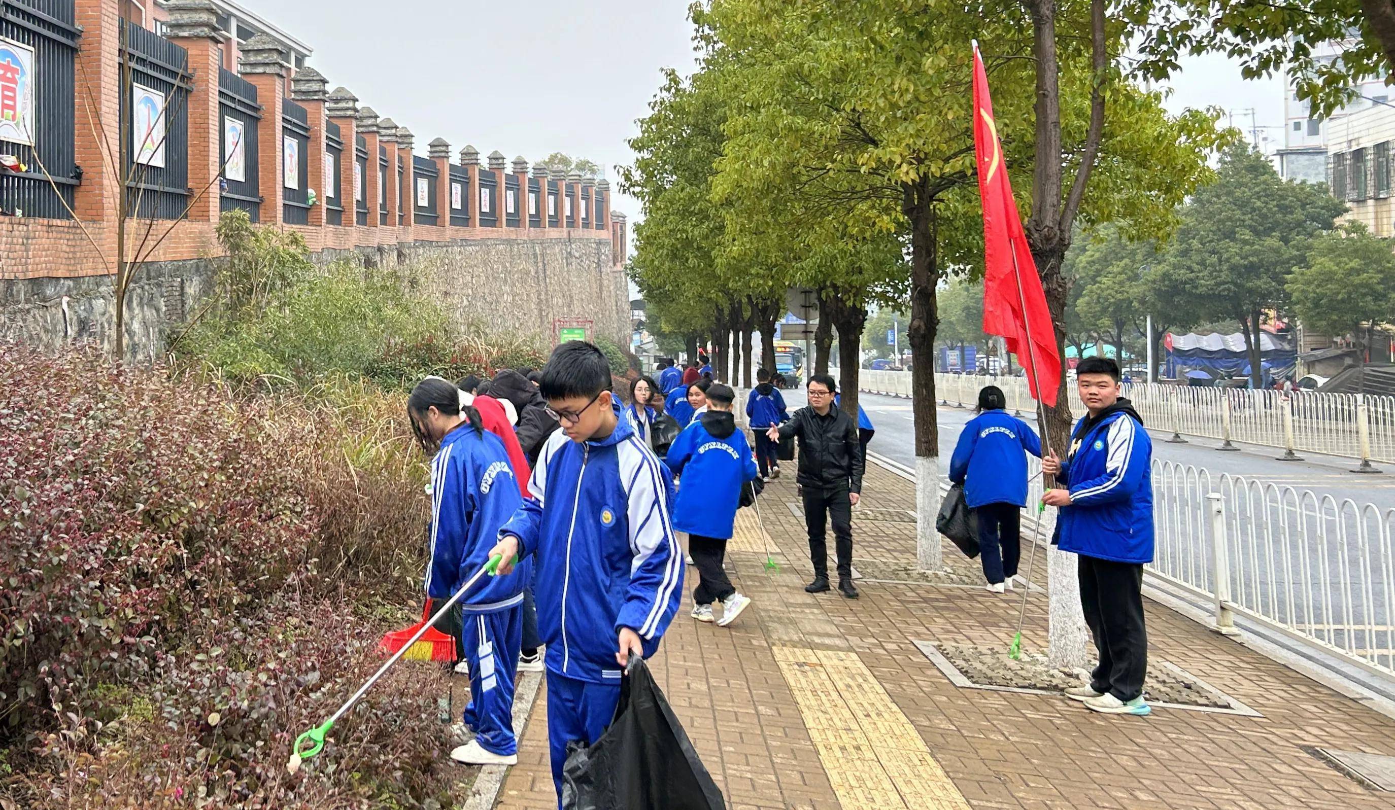 桂阳县龙潭中学开展"助力旅发会61青春志愿行"学雷锋志愿活动_劳动