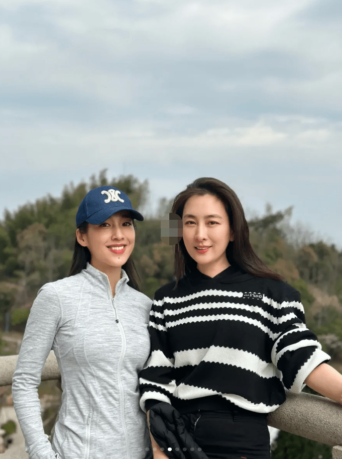 而另一张合影里的马苏披散着头发,朝镜头微笑,气质看起来休闲优雅.