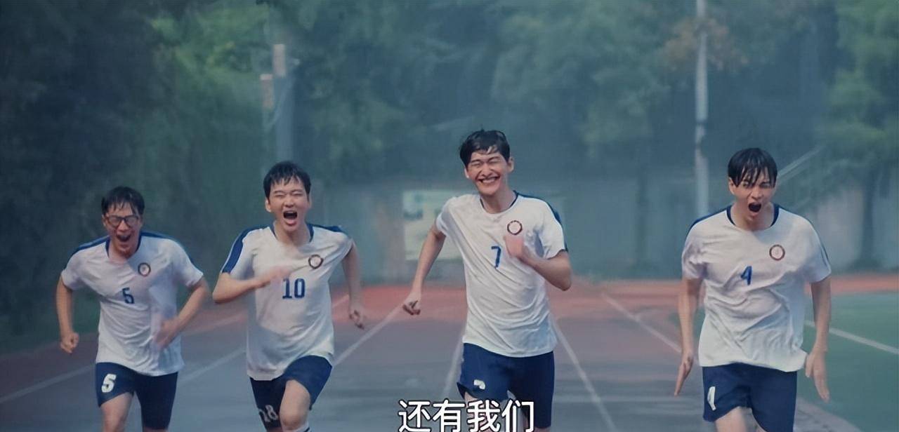 尤其是张翰穿着校服在雨中奔跑时,一点青少年的朝气都没有,虽然剧中