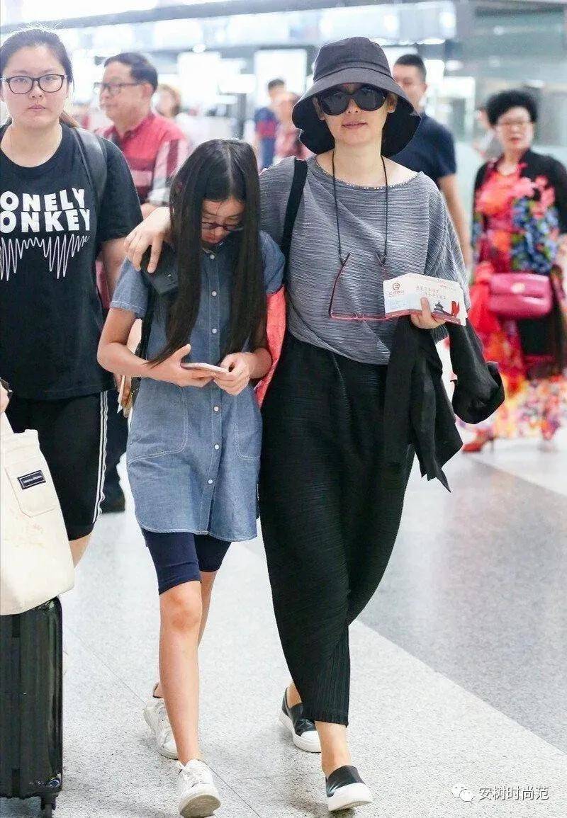 徐帆带女儿走机场,养女模样太像大佬,她穿t恤配甩裆裤也难掩_舒适度