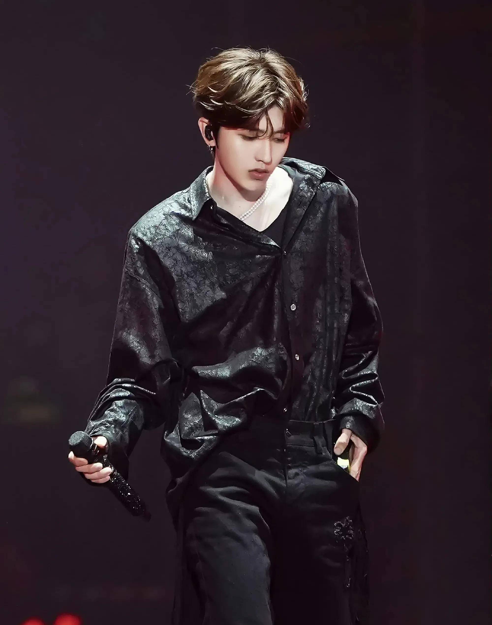 男明星黑衬衫才是最帅的!