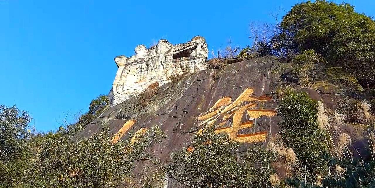 塗山二字最高处是塗山龙头,也是重庆涂山雕塑公园最佳观景台.