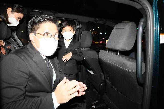 大巴代步?为女儿只能隐忍_吕燕妮_霍启刚_范玉梅