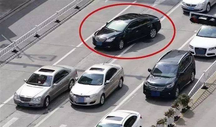 高速公路行驶遇到强行加塞怎么办？是变道还是减速？很多车主都吃了亏！_搜狐汽车_搜狐网