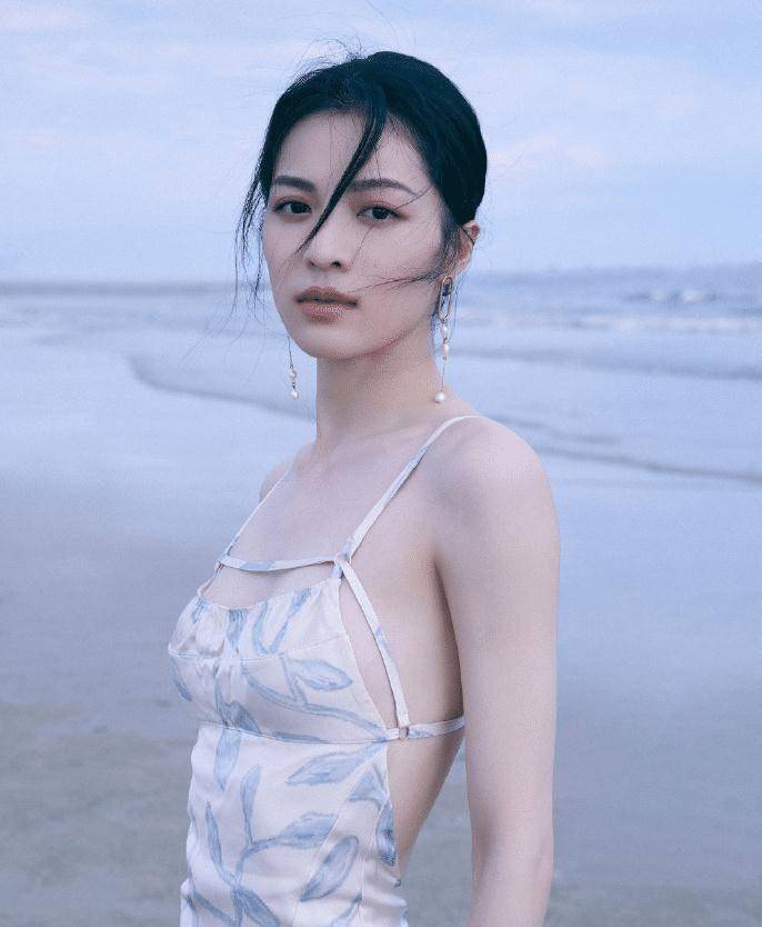 这些女明星穿起吊带裙来太蛊惑人了,身材绝艳,明丽动人,太棒了_感觉