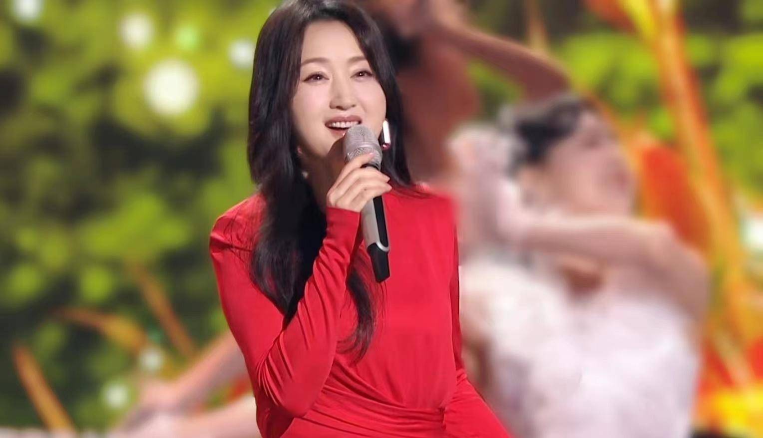杨钰莹亮相文艺晚会,一袭我们红长裙登台献唱,51岁了还这么美!