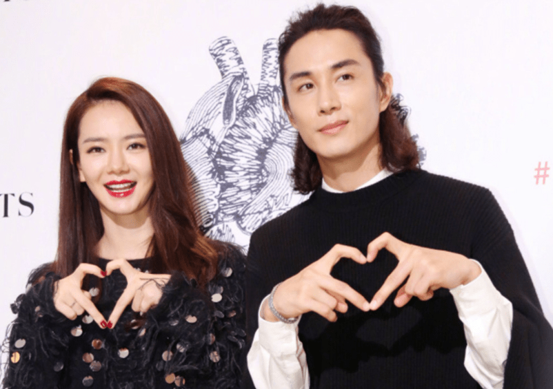 张艺兴李沁疑恋情曝光!十指相扣漫步街头好甜蜜_明星_发展_因为