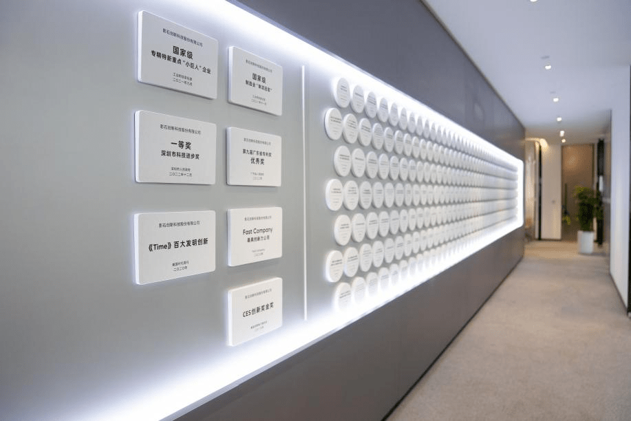 影石insta360公司内部的专利墙回顾创业经历,陈永强十分感激:"新时代