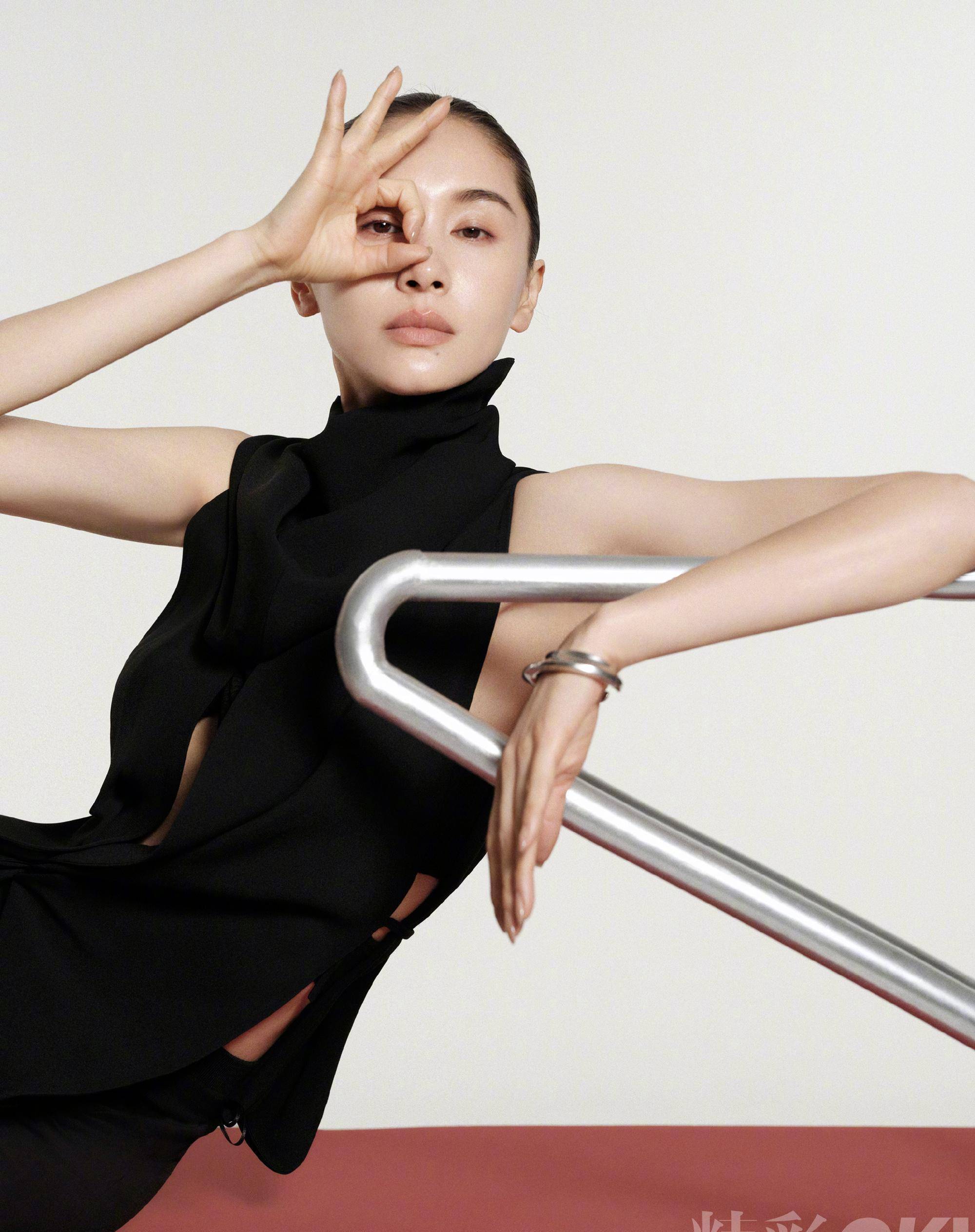 王子文《ok精彩》封面,分手后穿深v长裙挂吊环,性感撩人_黑色_连衣裙