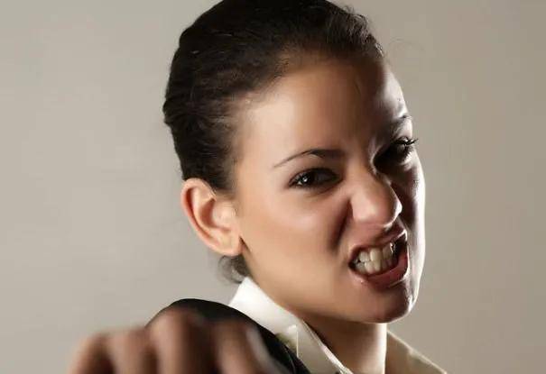 娶妻不贤毁三代,很不幸,我弟就娶到了这样一个女人,自私贪婪,阴险恶毒