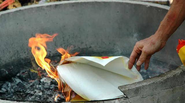 其次,在烧纸钱时,要注意时间和地点.