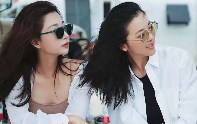 42岁殷桃与黄小蕾海边度假!