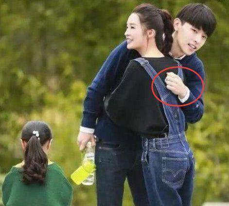 邓伦再现"绅士手",盘点一下圈里的"绅士手",你们喜欢谁_靳东_时候