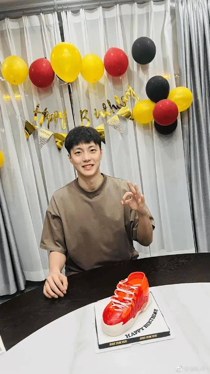 胡明轩25岁生日照,球鞋蛋糕吸睛,球迷送祝福,明晚广厦见_广东_比赛_不