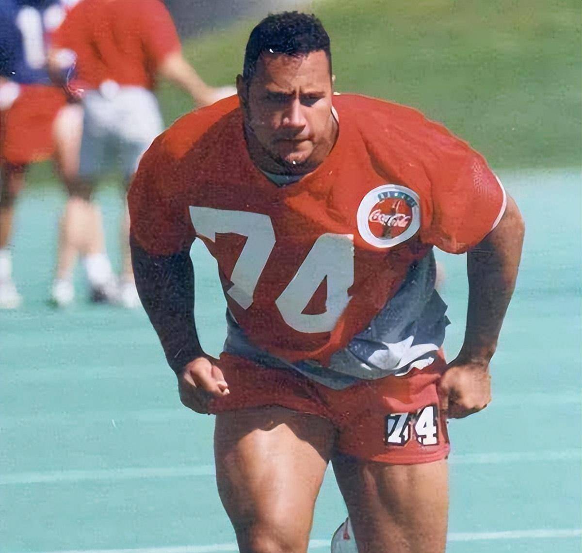 一位老师建议他加入足球队,因为他很强壮而且不喜欢读书.