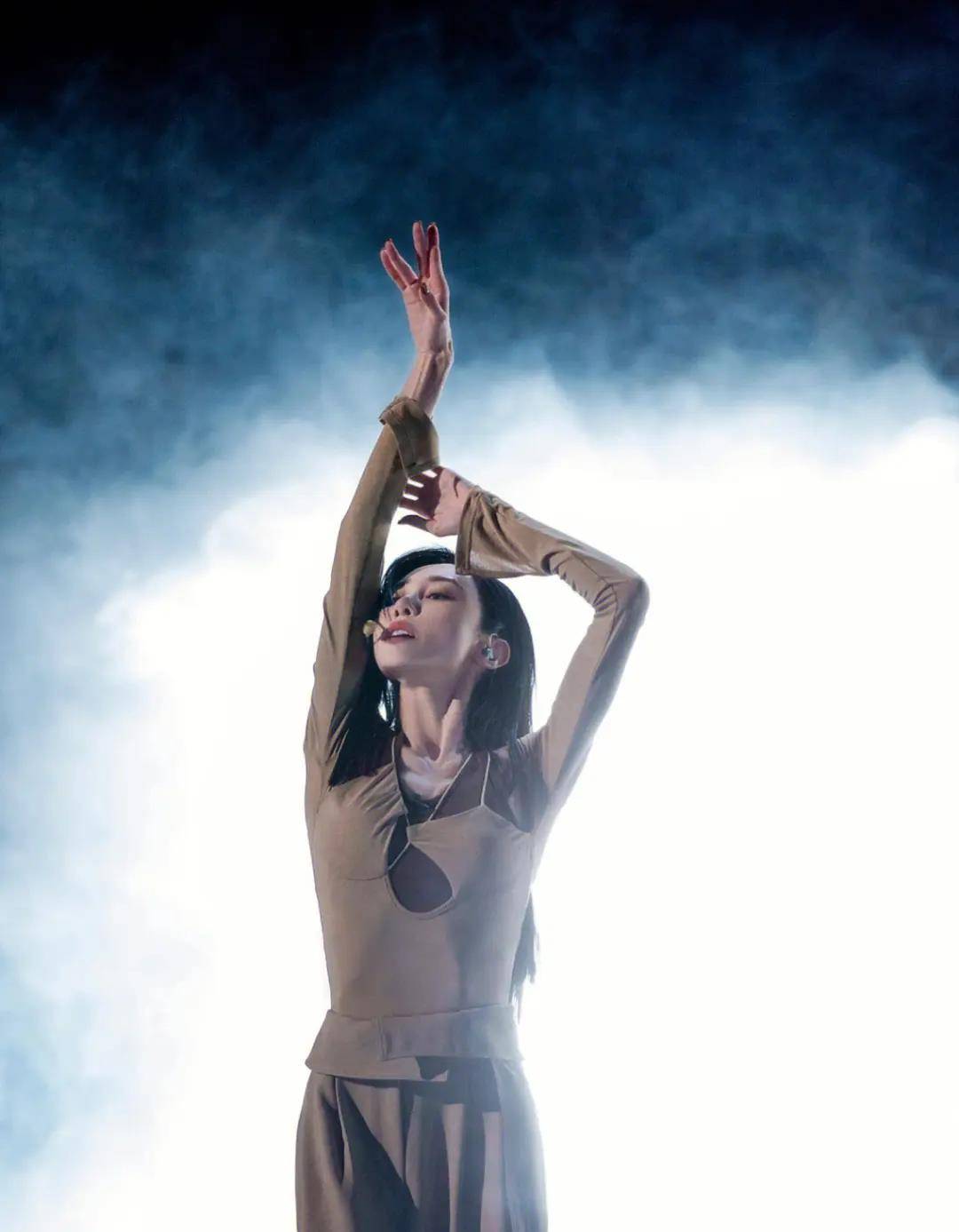 朱洁静3月8日领红旗晒贺照被调侃以直男视角自拍_舞蹈_照片_妇女节