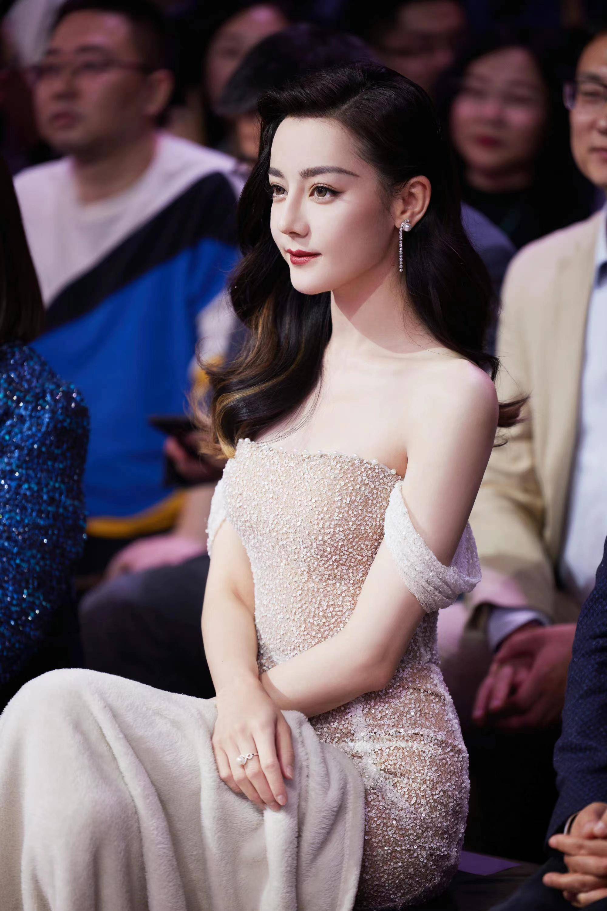 迪丽热巴出席活动,穿一条香槟色细闪钉珠长裙,优雅又高级!