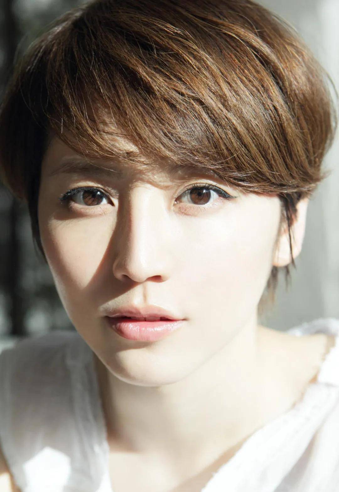 镜头下的长泽雅美无论是淡妆还是素颜,看上去都是状