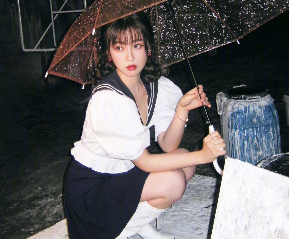 虞书欣晒水手服大片,双麻花辫少女感十足,又被可爱的欣欣子甜到_照片