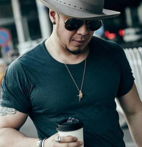 年近50的杨坤,身材依旧有型,发达腹肌令人羡慕,散发男性魅力_健身