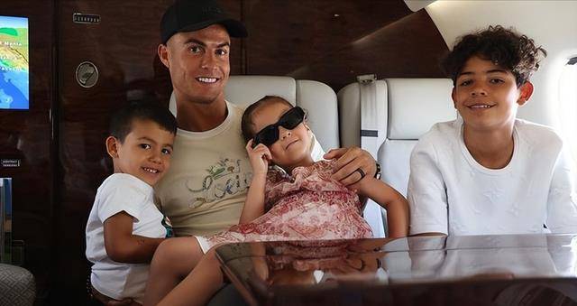 c罗预防丑闻曝光,与随从签70年保密协议,迷你罗生母成机密_门德斯