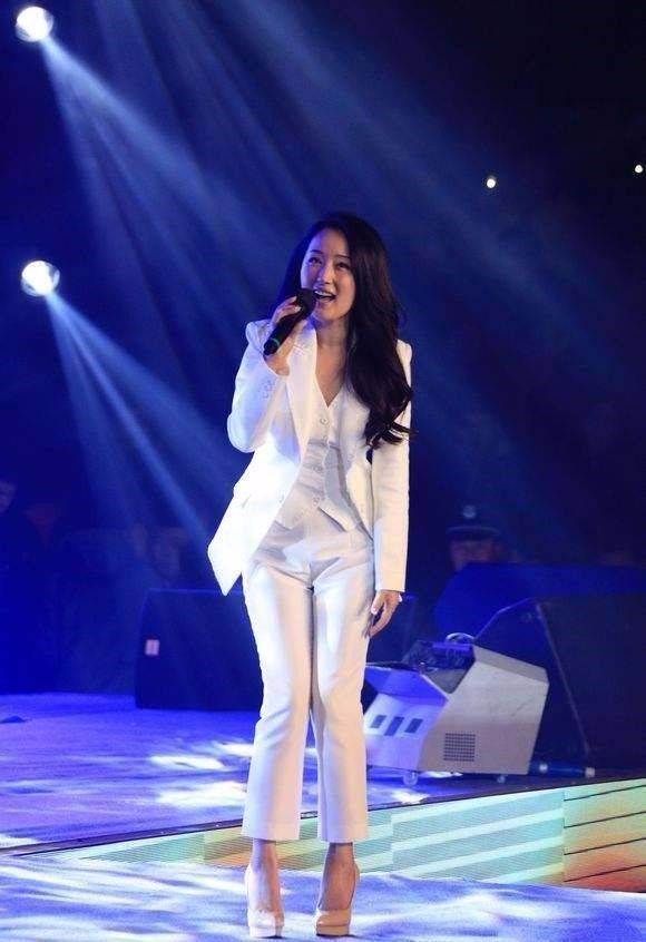 杨钰莹也不是不老,抓拍到的脸很松垮,但她会穿白裙装的清纯!