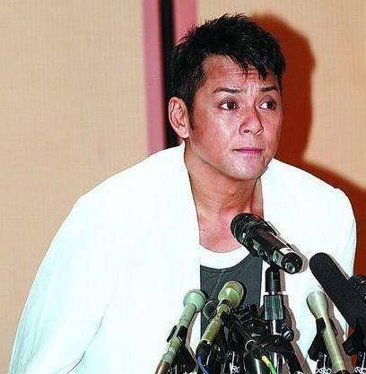 这时他认识了妻子孙云玲.两人在一起没多久就步入了婚姻的殿堂.