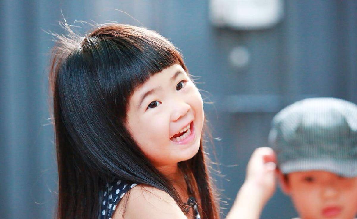 曹格女儿"反败为胜式"长大,一双长腿太吸睛,越来越像女神妈妈_grace