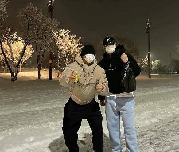 国外人气男演员刘亚仁公开恋情,对方是个男人?_照片_影帝_好朋友