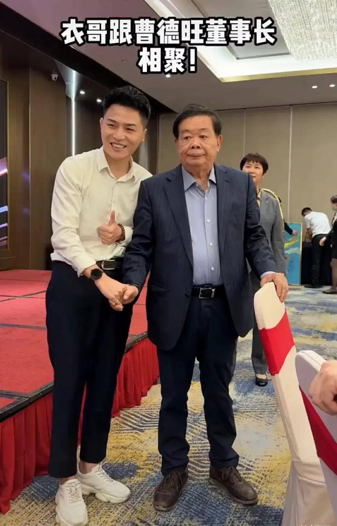 从草根到顶级网红,衣哥身价上亿,为何面对大佬还如此尴尬?