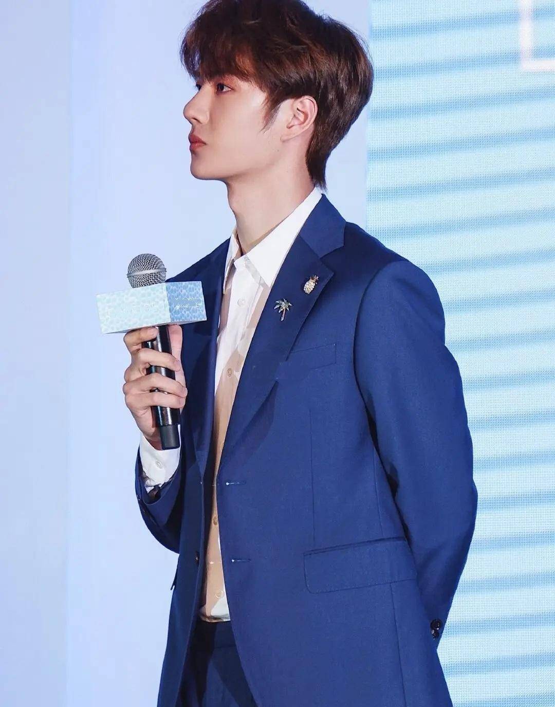 内娱满分仪态拥有者,肖战王一博站姿,迪丽热巴的坐姿,葛优躺姿_时候