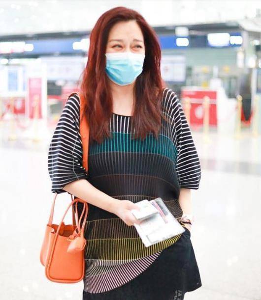 50岁陈松伶身材有点发福,穿衣特意选宽松款,不过微胖却不显老_造型