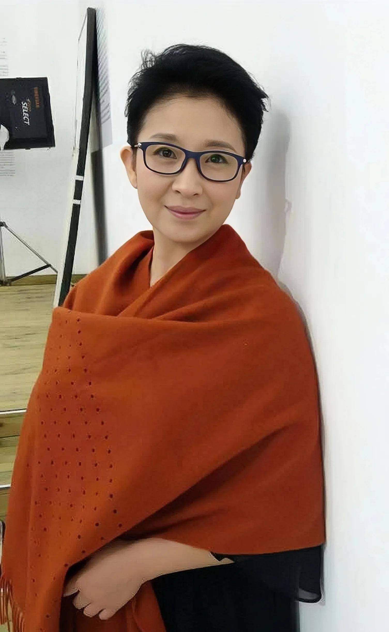 其实现实中的红花,要比剧中的汪素娟更加漂亮.