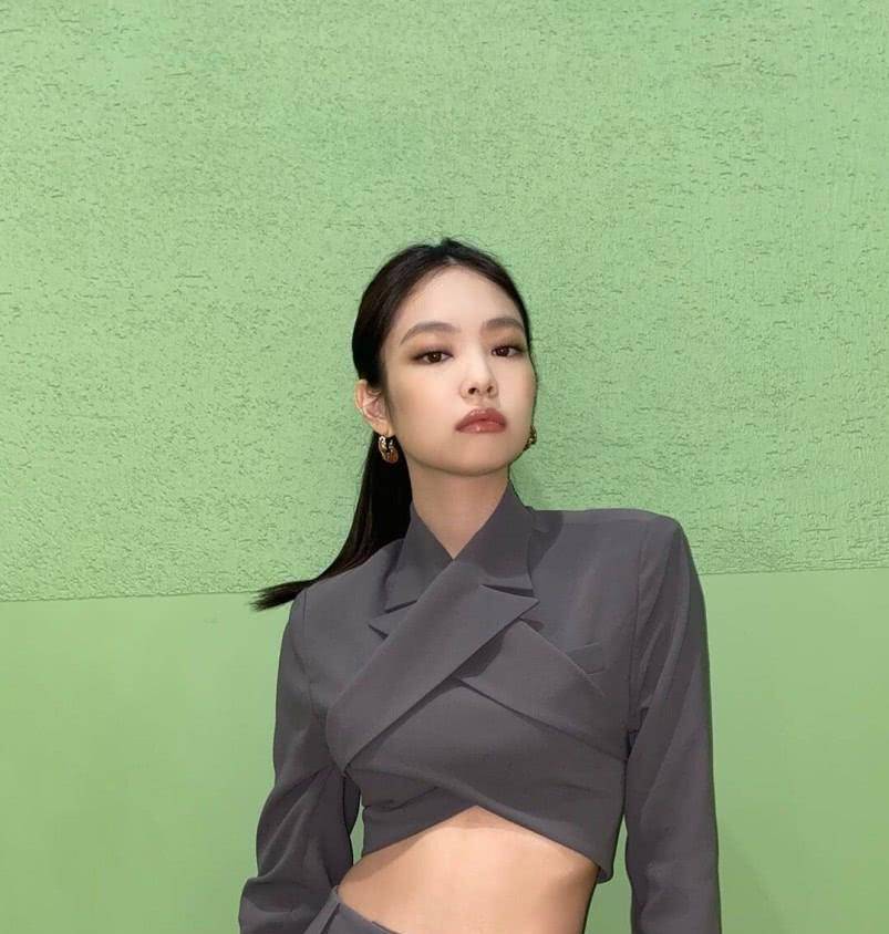 jennie露腰照曝光,细腰和大长腿抢镜,躺在床上摆拍大秀好身材_网友