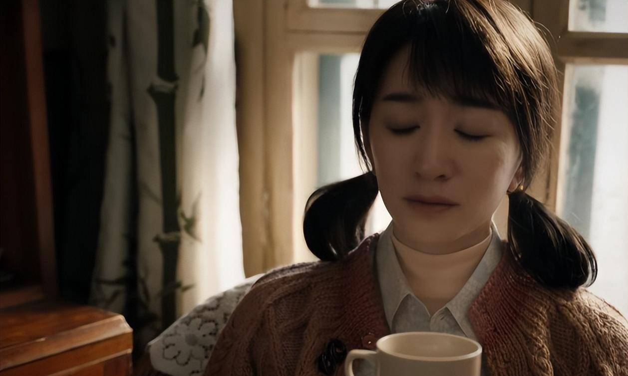 还有该剧《许你万家灯火》,前期剧情背景也是1980年代左右,女配角卢允
