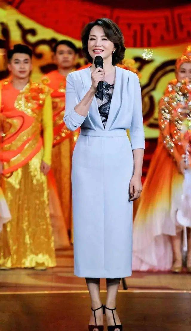 穿v领西装裙莞尔一笑真动人,穿衣和董卿不一个路子_设计_整体_裙装