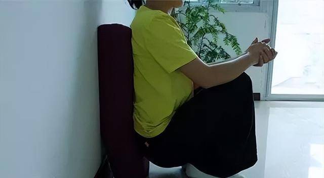 双手结孔子手印,自然放在膝盖上,放松身心.