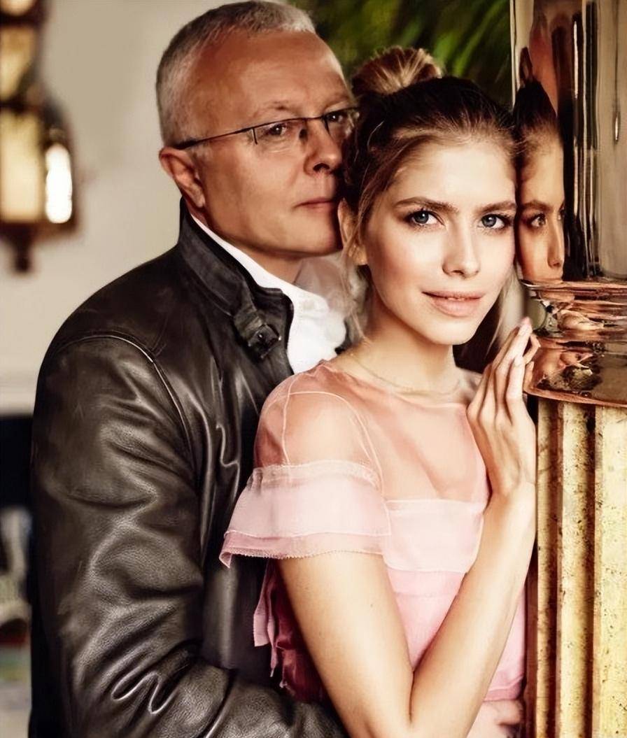 俄罗斯顶级富婆:名模出身,19岁嫁亿万富翁,生4胎还