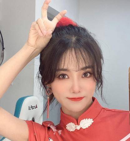 看小钰一身红旗袍,网友:眼皮双太多层了_因为_方面_圈子里