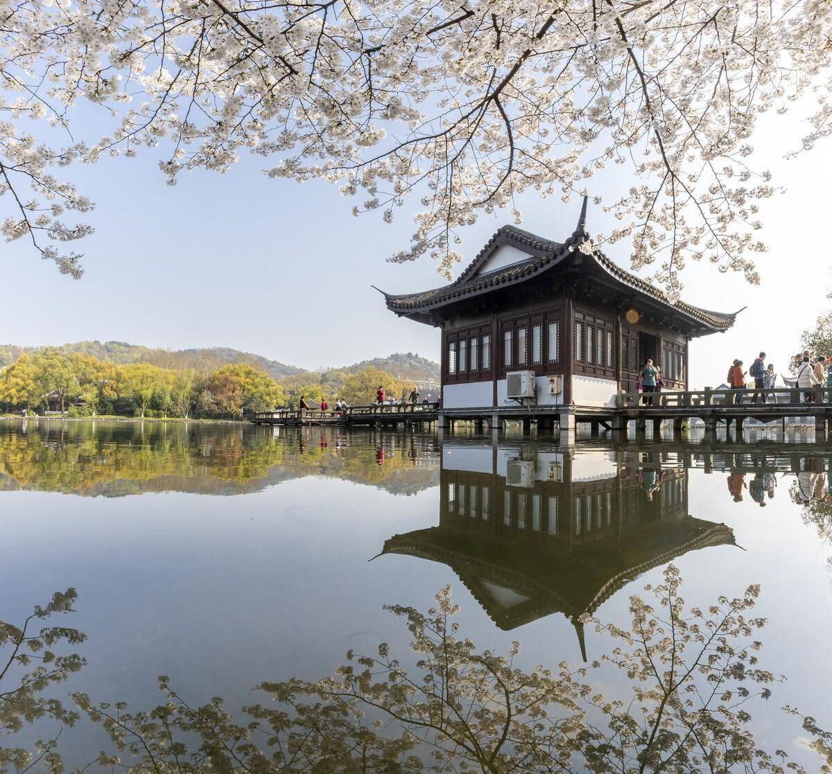 一幅清新的山水画尽显在眼前,西湖的春景太美了,用