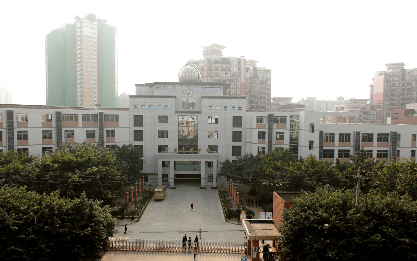 重庆市南坪中学校是重庆市重点中学,南岸区知名初中.