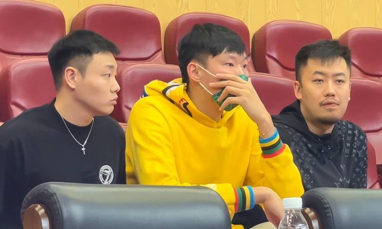 周琦现身wcba总决赛,睢冉陪同,与四川老总握手,疑似下家已定_比赛
