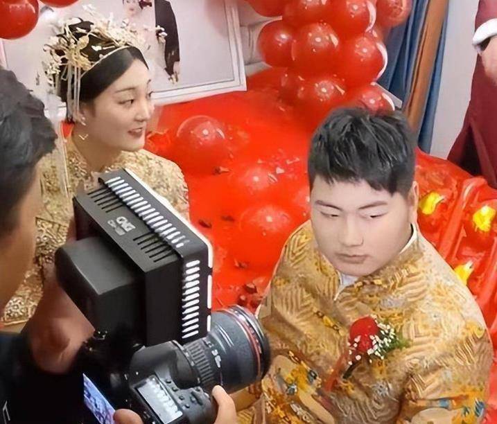 网传结婚照神似陈亚男,新娘穿婚纱气质出众,新郎身高颜值成焦点_网友