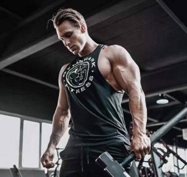 英国性感肌肉男,拥有天使般面孔和魔鬼身材,吸引千万女粉丝痴迷_健身