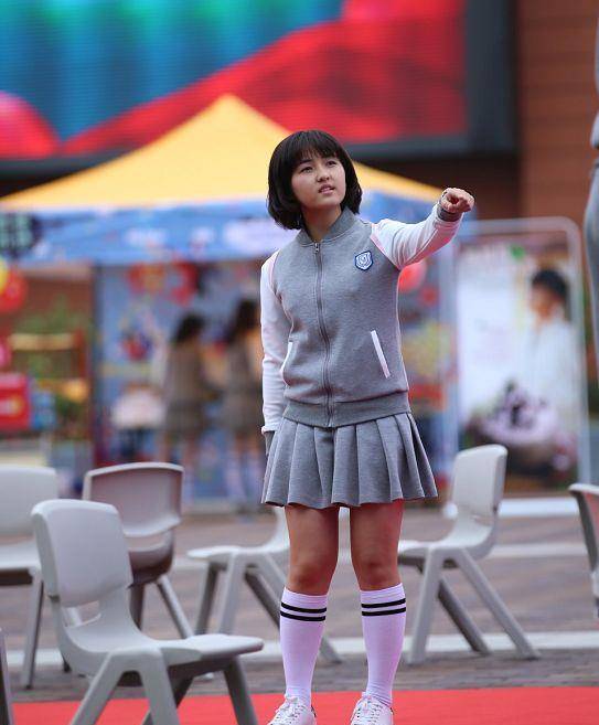 张子枫减肥成功退出微胖界,近照瘦成"麻杆腿"四肢纤细太迷人