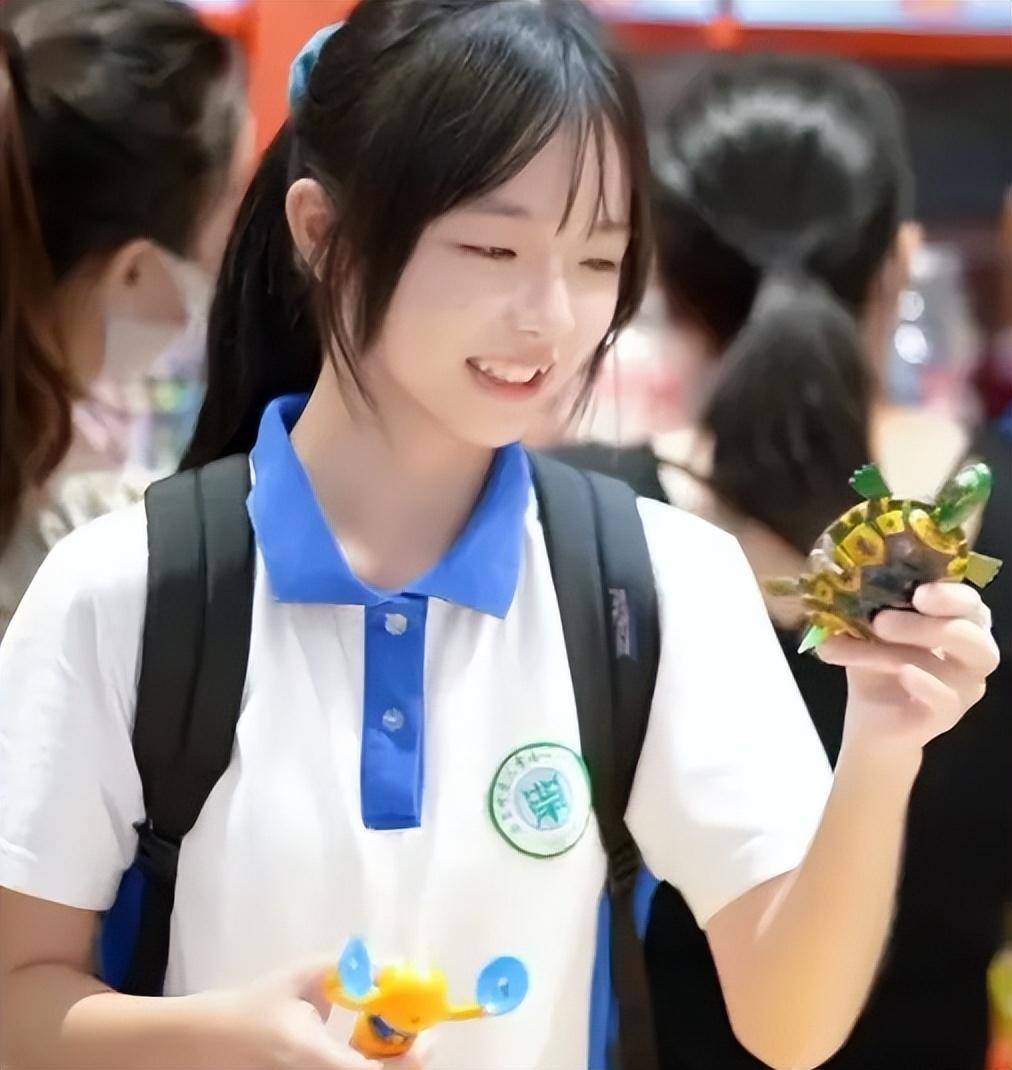 深圳防晒校服美出天际,成就众多高中女生,价格却让不少家长为难_相关