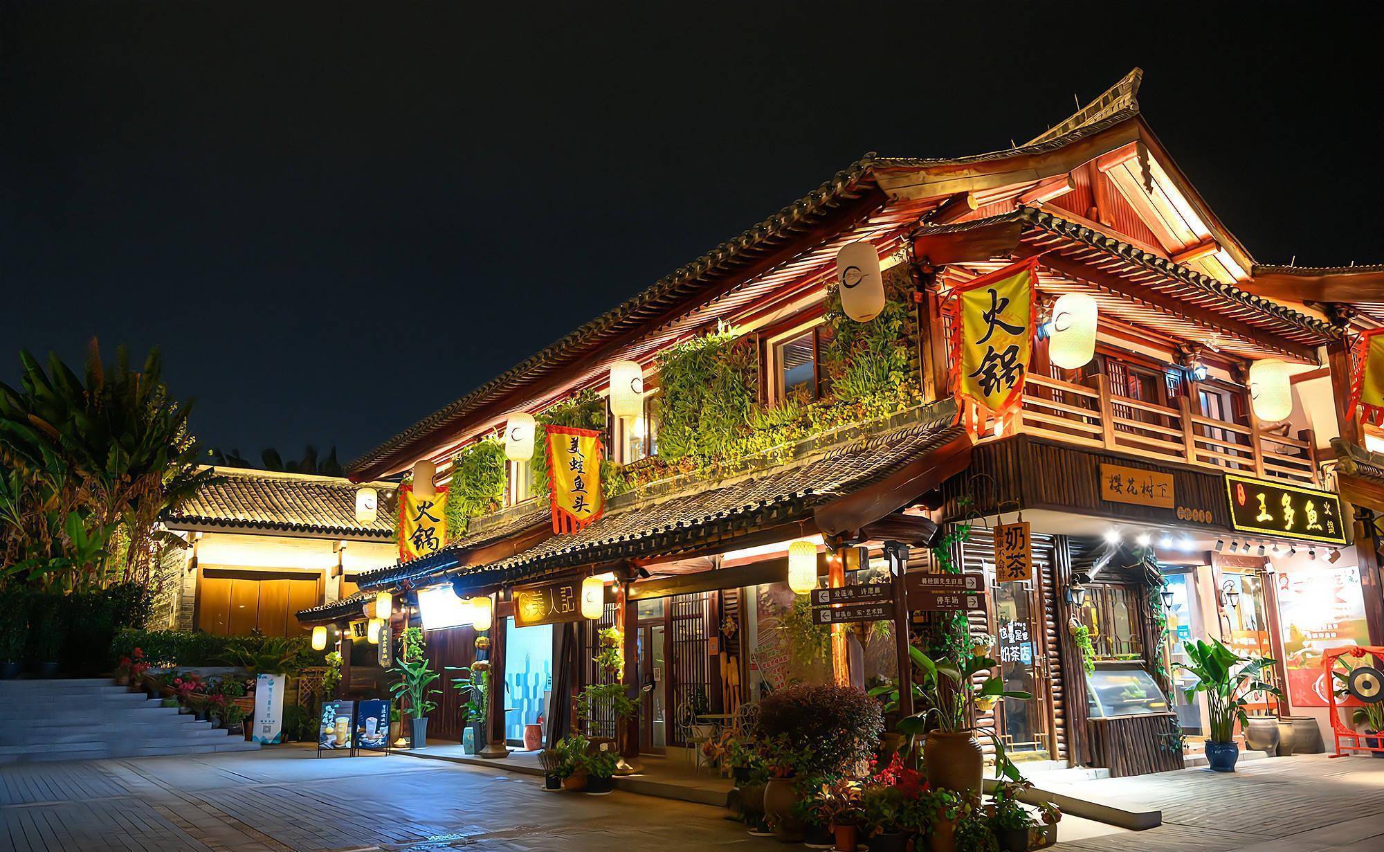 赣州四贤坊,记载了赣州4位历史名人,仿古商业街极具网红气质_广场